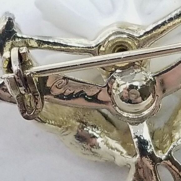 Vintage Coro White Flower Enamel Brooch, Signed Lapel Pin, Retro Estate - Picture 3 of 6